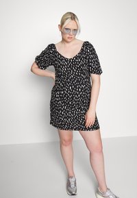 Vero Moda Curve VMGELINA PUFF DRESS - Vestido de malha - black smila