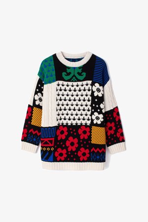 Pleteni pulover z obliko patchwork z barvami, kot so črna, rdeča, modra, rumena in zelena, z cvetličnimi in geometrijskimi vzorci.