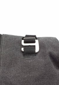 Borsa di tessuto grigia con una robusta fibbia argentata e una tracolla nera. La texture è liscia, con un sottile motivo di cucitura visibile.