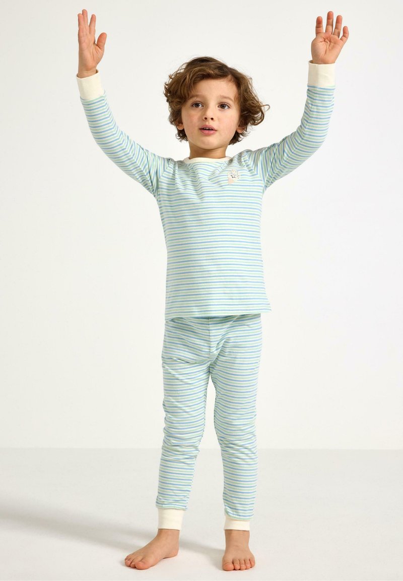 Ensemble de pyjama à manches longues rayé bleu clair et blanc avec des poignets côtelés. Tissu doux ; bas ajustés, et petit motif brodé sur le haut.