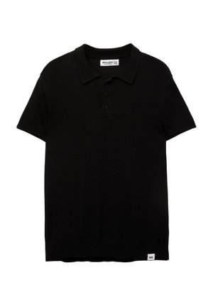 Polo noir en tissu tricoté, avec col, patte de boutonnage à trois boutons, manches courtes et une petite étiquette de marque au bas.