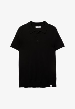 Paita polo musta, valmistettu neulotusta kankaasta, jossa on kaulus, kolmen napin pystysuora halkio, lyhyet hihat ja pieni tuotemerkki takasaumassa.