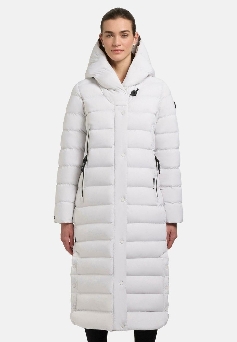 Hvid lang pufferjakke med høj krave, quiltet design, lynlåslommer på siden og knaplukning. Glat, letvægtigt materiale.