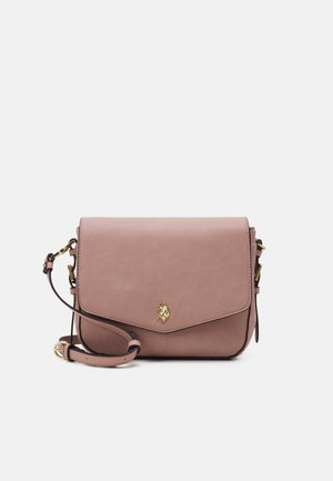 Borsa a tracolla in pelle rosa con fibbia dorata e tracolla regolabile su sfondo bianco.