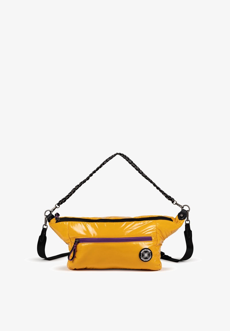 Bolso cruzado acolchado amarillo con un acabado brillante. Cuenta con una correa de trenzado negro, detalles en cremallera morados y un parche de logo redondo.