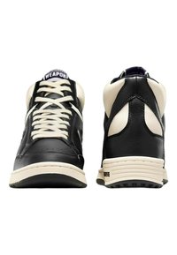 Svarta lädersneakers med creamfärgade detaljer, med rund tå, snörning och mönstrad gummisula. "Weapon"-logotyp på tungan.