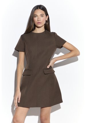 Braunes Kurzarmkleid mit figurbetontem Oberteil, zwei Vordertaschen und ausgestelltem Rock. Glatter Stoff mit strukturierter Oberfläche.