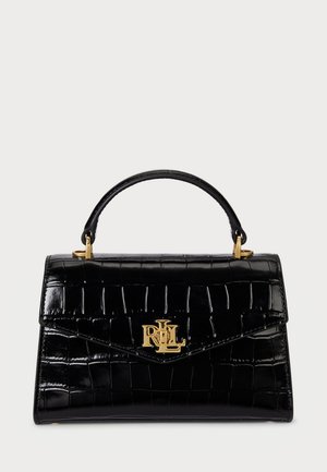 Sac à main en cuir verni noir avec une texture crocodile, poignée plate, accessoires en logo doré et une forme rectangulaire.