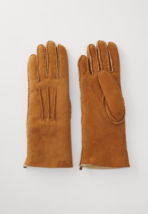 Brune lærhansker med en myk tekstur, med et design som har tre dekorative sting og en aksent på tommel-siden.