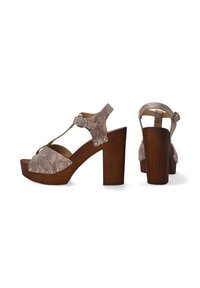 Platformové sandály s texturovaným bronzovým svrškem, designem T-strap, dřevěným blokovým podpatkem a kovovými cvočky podél předního okraje.
