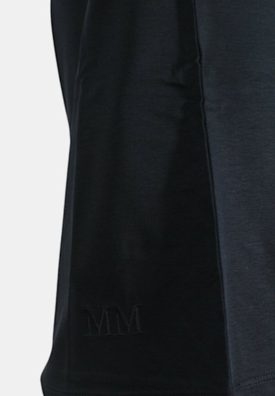 Camisetta nera a maniche corte con una texture liscia, caratterizzata da un logo ricamato "MM" nell'angolo in basso a sinistra.