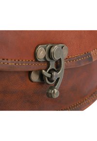 Borsa in pelle marrone con una finitura texture, che mostra una chiusura in metallo e dettagli di cucitura. La chiusura presenta un meccanismo di pivot unico.