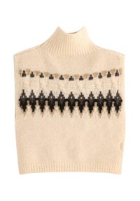 Pletená svetr vestu v krémové barvě, která má geometrický vzor v tmavě hnědé a béžové barvě na hrudi. Vysoký žebrovaný límec a měkká textura.