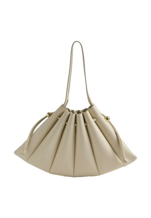 Beige, plissierte Lederhandtasche mit dünnem Schulterriemen und Kordelzugverschluss mit kleinen goldenen Perlenakzenten.