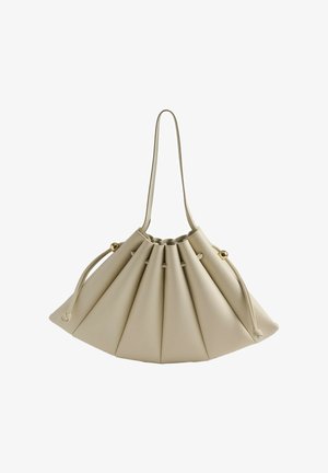 Beige, plissierte Lederhandtasche mit dünnem Schulterriemen und Kordelzugverschluss mit kleinen goldenen Perlenakzenten.