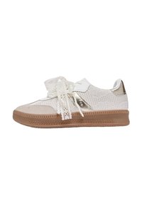 Baskets lacées avec une tige en mesh blanche et beige, ornées d'accents métalliques et d'une semelle en caoutchouc texturée. Détails décoratifs de lacets présents.