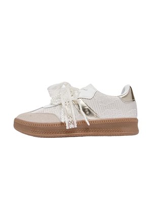 Baskets lacées avec une tige en mesh blanche et beige, ornées d'accents métalliques et d'une semelle en caoutchouc texturée. Détails décoratifs de lacets présents.