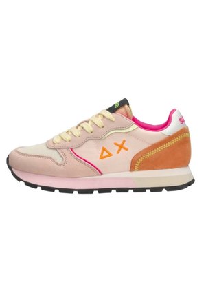 Sneaker rosa chiaro con tomaia in suede e tessuto, dotato di logo arancione, lacci gialli, accenti rosa e suola in gomma nera.