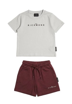 T-shirt grigio chiaro a maniche corte con scritta "John Richmond" e pantaloncini a vita elastica color granata con coulisse, entrambi con etichette del marchio.