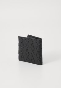 Svart lommebok laget av teksturert materiale, med et preget mønster av bokstaven "A" over overflaten. Kompakt og rektangulær form.