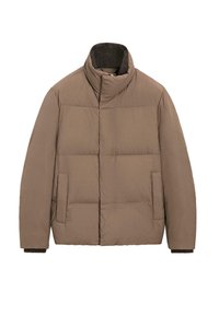 Braune Steppjacke mit hohem Kragen, präsentiert ein gesteppte Design, zwei Seitentaschen und dunkle Stoffakzente in der Nähe des Kragens.