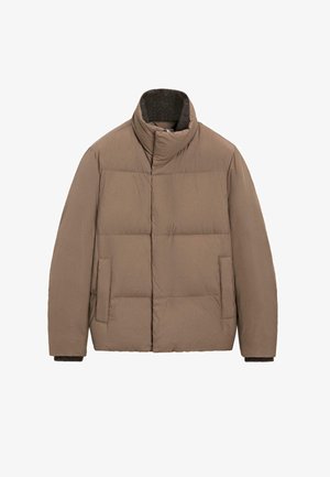 Brązowa kurtka puchowa z wysokim kołnierzem, z pikowanym wzorem, dwoma bocznymi kieszeniami oraz ciemnymi wstawkami z tkaniny przy kołnierzu.