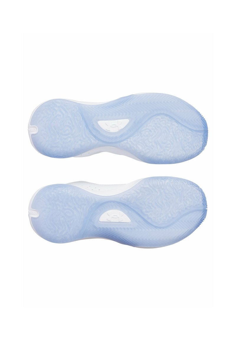 Baskets blanches avec des semelles extérieures en caoutchouc bleu translucide texturé. Les semelles présentent un motif en vagues et des éléments de design ergonomiques.