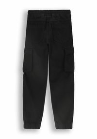 Czarne spodnie cargo z elastycznym paskiem w talii, dwoma bocznymi kieszeniami, dwiema tylnymi kieszeniami oraz elastycznymi mankietami przy kostkach. Gładki bawełniany materiał.
