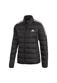 Chaqueta acolchada negra con un cuello alto, cremallera frontal y tres rayas blancas en cada hombro. Presenta un logo de adidas en el pecho.