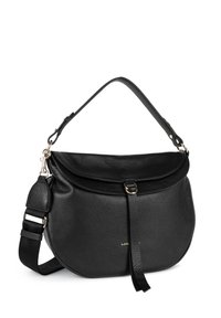 Sac à main en cuir noir avec une forme arrondie, un rabat pliable et une bandoulière réglable. Présente des garnitures en or et une finition texturée.