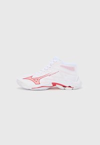 Άσπρα αθλητικά παπούτσια με κόκκινες λεπτομέρειες, επάνω μέρος από πλέγμα, ελαφρύς σχεδιασμός, υφασμένο πέλμα και ψηλό προφίλ για στήριξη του αστραγάλου.