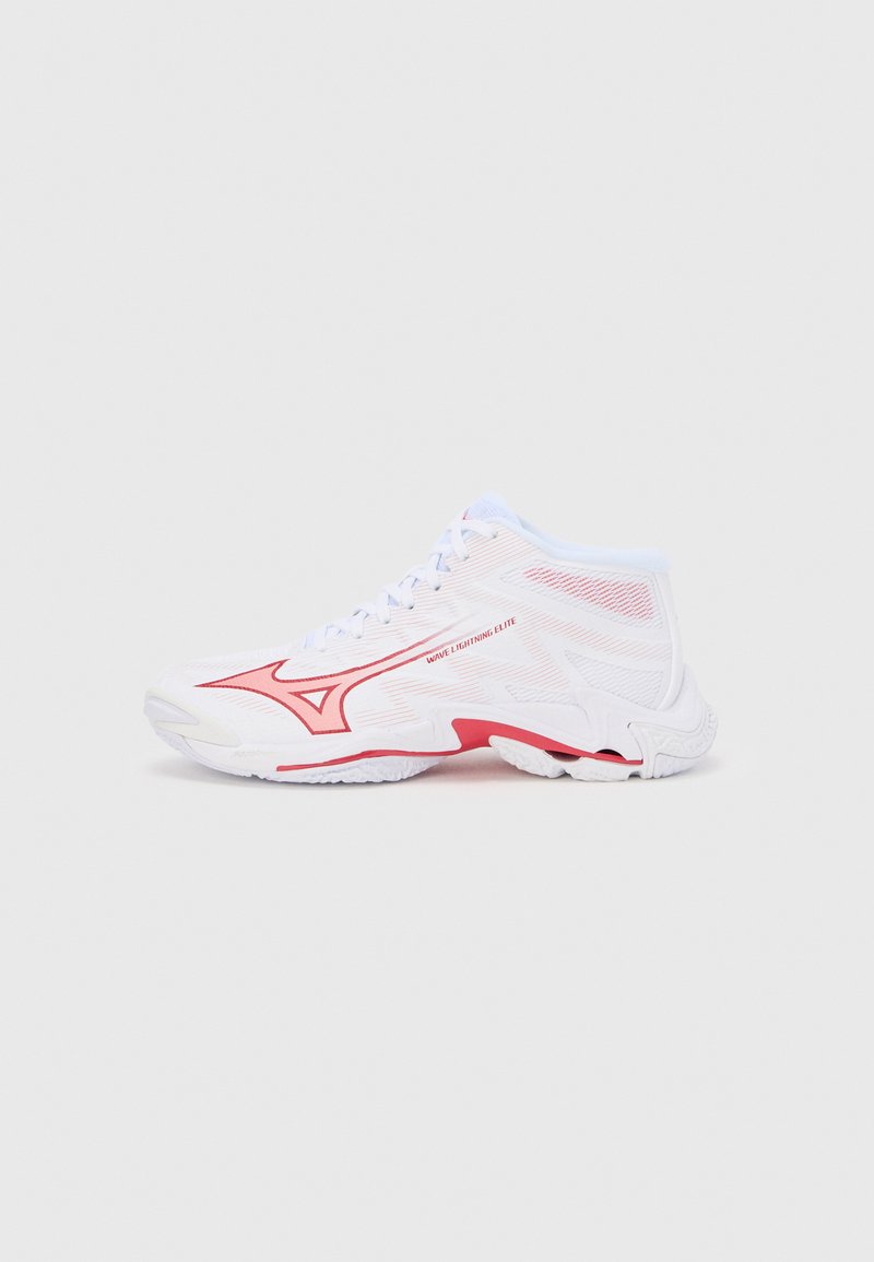 Scarpe da ginnastica bianche con dettagli rossi, tomaia in mesh, design leggero, suola texturizzata e profilo alto per supporto alla caviglia.