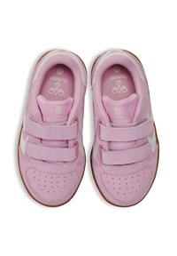 Różowe trampki z białymi akcentami, podwójnymi paskami na rzepy i perforowanym wzorem na palcach. Lekki materiał i gumowa podeszwa zapewniająca przyczepność.