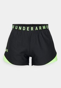 Mustat urheilushortsit vihreillä yksityiskohdilla, jotka sisältävät elastisen vyötärönauhan, jossa on "UNDER ARMOUR" -teksti. Suunnittelussa on erottuva helmaosa.