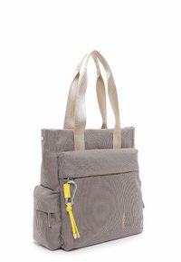 Sac fourre-tout rectangulaire en tissu gris avec poignées beiges, poche avant zippée avec tirette jaune et petite poche latérale zippée.
