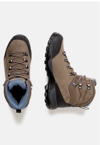 Stivali da trekking marroni in materiali scamosciati e mesh, con colletto alto, suola in gomma, dettagli blu e occhielli in metallo per i lacci.