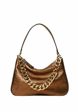 Borsa a tracolla in pelle metallizzata marrone con dettaglio in catena dorata e sottile tracolla, chiusura superiore curva con cerniera.