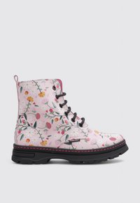 Bota rosa con cordones, con un patrón floral multicolor, suela negra y pequeña etiqueta de tela en el costado, exhibida sobre un fondo claro y liso.