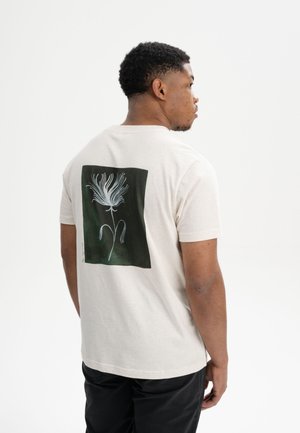 ARTIST EDITION KAJA - Print T-shirt - cream melange botanical print grün
