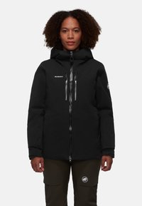 Schwarze wetterfeste Jacke mit hohem Kragen, zwei vorderen Reißverschluss-Taschen und Logo-Details. Verfügt über ein tailliertes Design und eine verstellbare Kapuze.