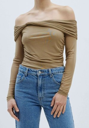 Hellbraun, schulterfreies Oberteil mit rüschendetails und langen Ärmeln, kombiniert mit hoch taillierten blauen Jeans. Glatte Textur.