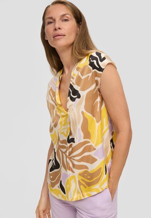 Korte mouwen blouse in lichte stof met een abstract bloemenpatroon in geel, bruin en zwart, een V-hals en een ontspannen pasvorm.