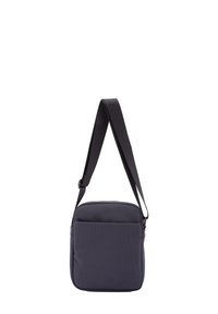 Borsa a tracolla grigia scura con forma rettangolare strutturata, dotata di una tasca frontale con zip e di una tracolla nera regolabile. Superficie strutturata.