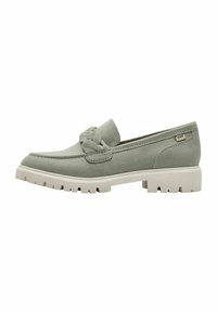 Mocassini in suede grigio con un accento annodato, dotati di una suola in gomma bianca con scanalature e un piccolo tag con logo sul lato.