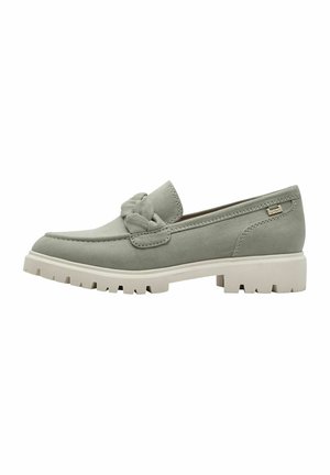 Mocassini in suede grigio con un accento annodato, dotati di una suola in gomma bianca con scanalature e un piccolo tag con logo sul lato.