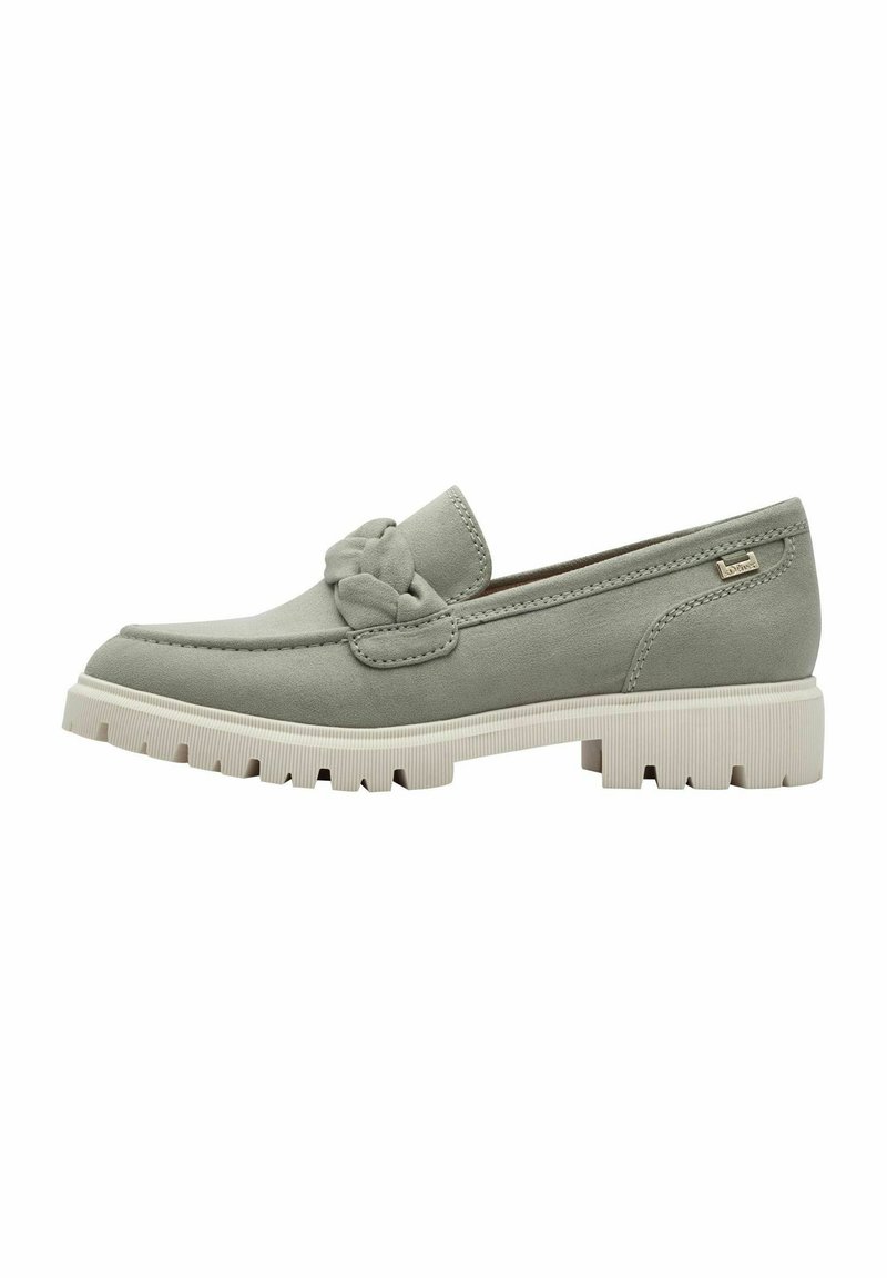 Mocassini in suede grigio con un accento annodato, dotati di una suola in gomma bianca con scanalature e un piccolo tag con logo sul lato.