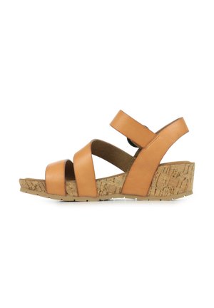 Sandale compensée en cuir marron avec trois bandes croisées, semelle intermédiaire style liège et semelle extérieure en caoutchouc, dotée d'une sangle à l'arrière pour un meilleur maintien.