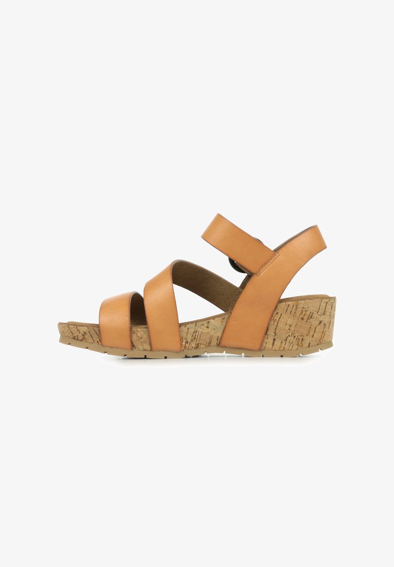 Sandale compensée en cuir marron avec trois bandes croisées, semelle intermédiaire style liège et semelle extérieure en caoutchouc, dotée d'une sangle à l'arrière pour un meilleur maintien.