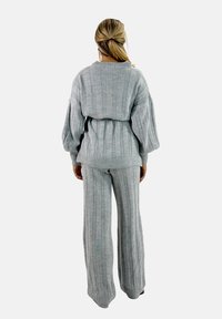 Set di maglione grigio lavorato a maglia e pantaloni a gamba larga con una texture a coste, caratterizzato da una vestibilità ampia e spalle scese.