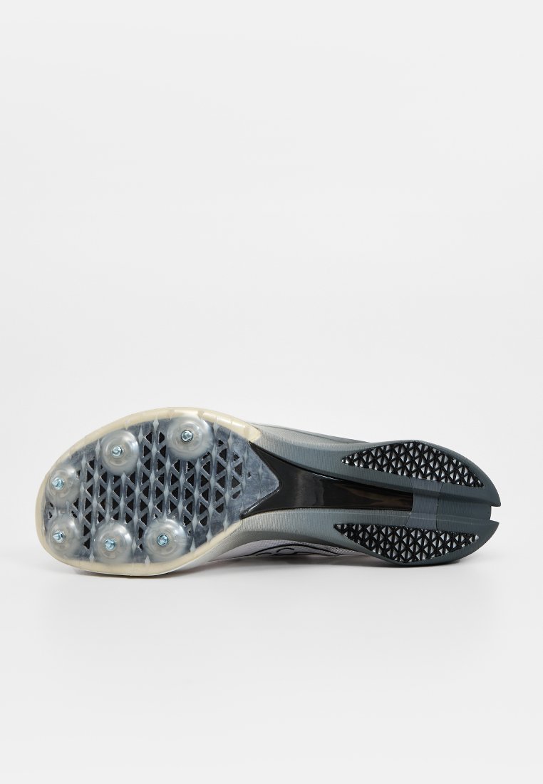 Semelle de chaussure de piste avec un design gris et noir, présentant une tige texturée, des pointes transparentes et un motif moulé pour l'adhérence.